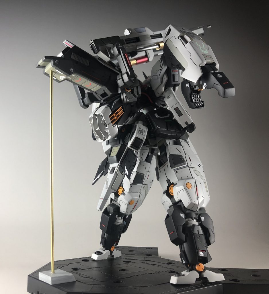 後ろ側です。バックパックは何回も形を変えてはやり直していたのですが最後に1番納得できるものになりました。