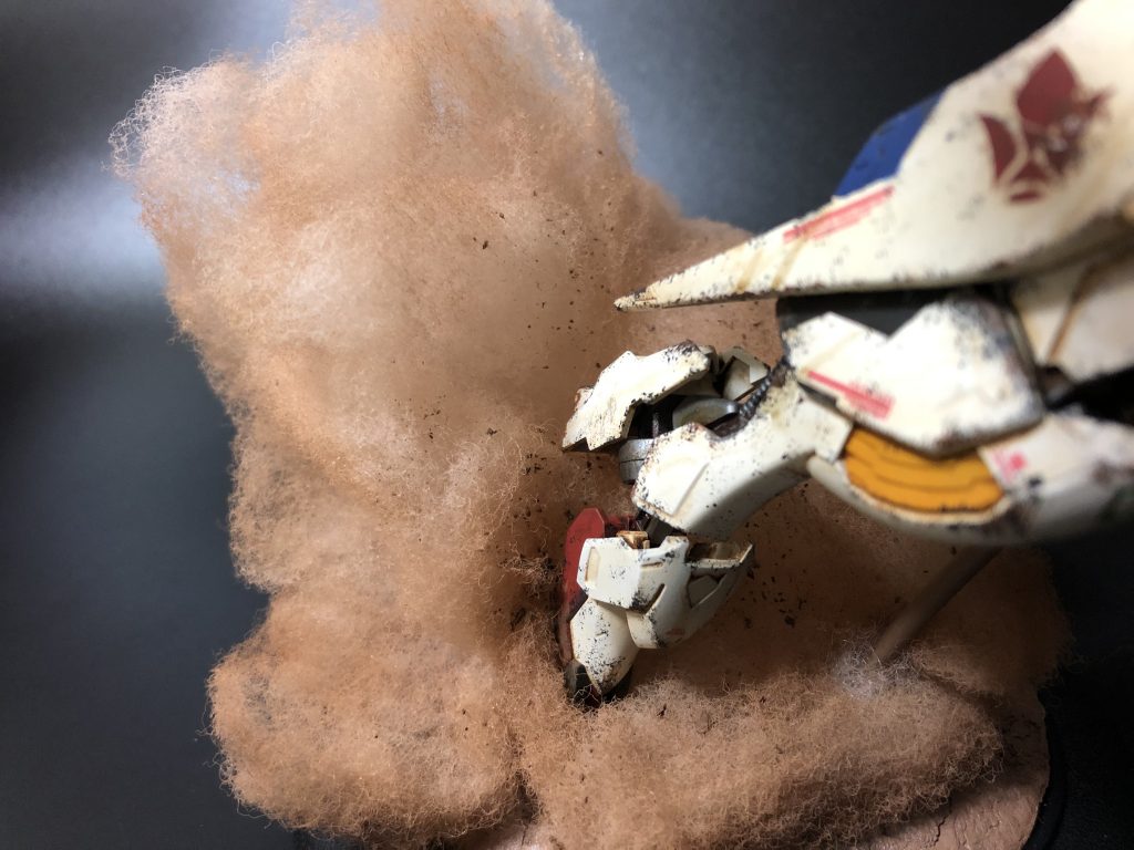 2つ目は初挑戦の綿を使った砂埃エフェクトの製作です( ´∀`)
やり方は色んな方がネットに情報を載せてくれていたのですがやはり「わかる」と
「出来る」は別ですね、4回ほど作り直しました(´∀`)
補足ですが昨今、100均であらゆるものが揃い綿も売っていますがおススメはしません私は2メーカーで購入しましたがどちらもリサイクル品なのでしょう、糸くずが多く混入していましたのでしっかり手芸店で購入する事をお勧めします(°▽°)