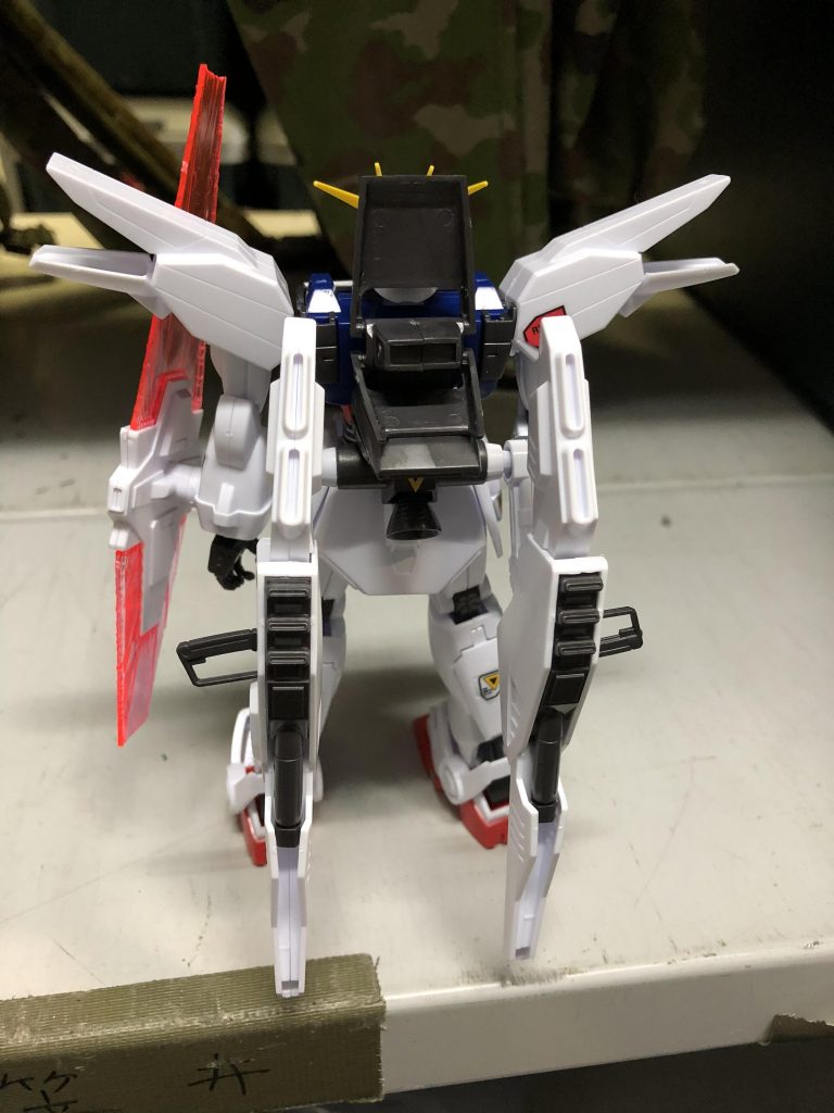 背中から。ヴェスバーは背部スラスターの横にマウントされています。