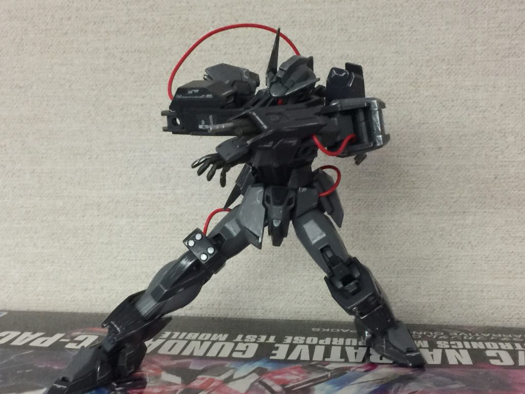 機銃内蔵ガントレット[ズィーゲン]
サブマシンガンを内蔵した小型盾
威力は低いが牽制には十分な性能を持つ