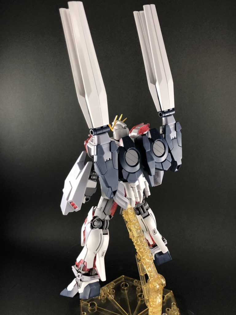 後ろから。
かなりトップヘヴィになるのと、もともとのナラティブの上半身の接続が緩い(個体差?)なのもあってスタンド必須な気が。
説明書通り、バックパックを少し斜めにしてあげれば多少はバランス良くなります。