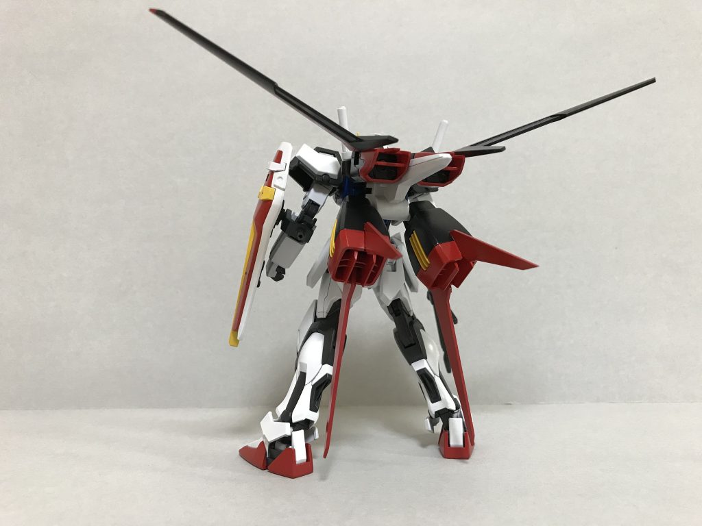 エアブラシの練習用なので特別な加工やディテールアップはしてません
完成してから気づいたんですけど、エールストライカーのでかいスラスターの羽、角度が間違っている…
握り手はガンダムAGEシリーズから拝借