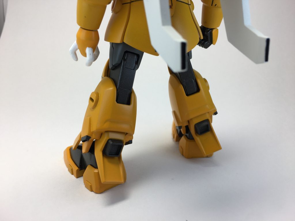 脚のデザインはモビルジンから変わらないのですが、塗装した後に脹脛下のスラスター付きの装甲がグレーな事に気づきました…(´・ω・`)(´・ω・`)(´・ω・`)