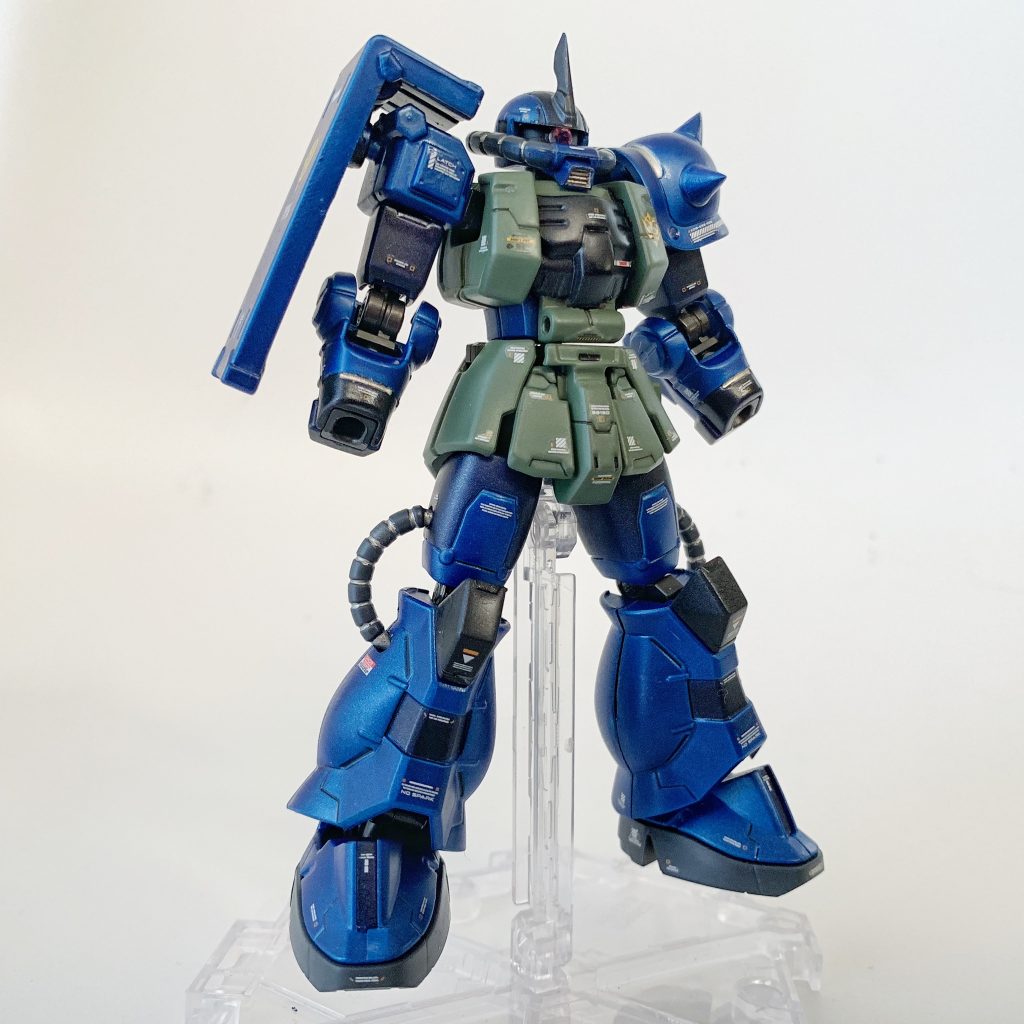 胸部・腰部は、別製作の都市型迷彩仕様と同じくタミヤスプレーのフィールドグレイ。グレイという名前にもかかわらず、どう見てもグリーン系の色です。ザク系に合う色合い。