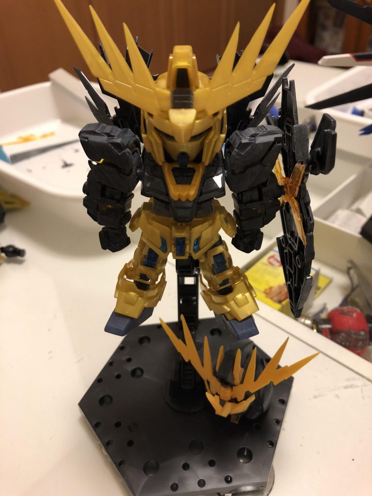 まずは塗装する前のやつです。SDフェネクスの下半身を使いバンシィの上半身とくっつけました!!ちょっと足が伸びるだけでもかなり印象が変わりました😳頭はフェネクスがついてますが最終的にはバンシィの頭を使ってます!