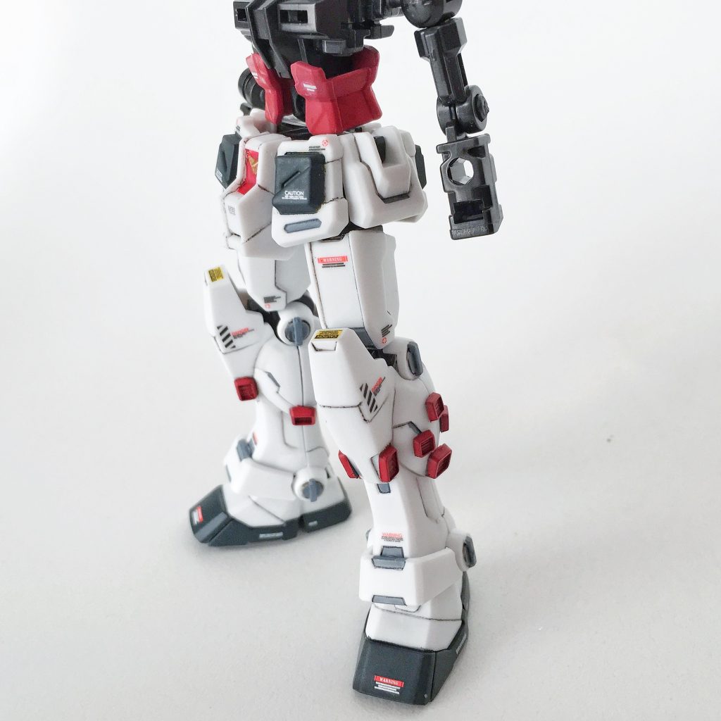 スラスターを追加した脚部。設定どおりに追加するとうるさくなりすぎそうだったため、外側メインで追加しています。各関節にサンダーボルトMSっぽくシーリングも施工しようとしたものの、Gフレームのサイズと材料の厚みが合わず断念しています…