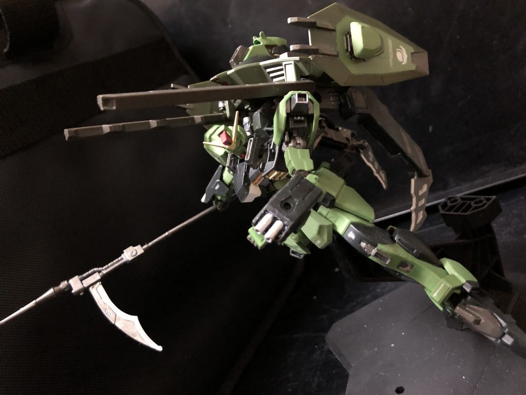 oyz「シャニ、強襲形態に移行して攻撃しろ。」
シャニ「あん？了解…。」
oyz「誘導プラズマ砲“フレスベルグ“バックパック先端部に内蔵された高出力プラズマビーム砲。 
そのままでもプラズマ砲として使えるが、エクツァーンの砲身に設置された誘導装置によってビームの軌道を自在に変える事が出来る。ビームは弧を描くように飛ぶ。」