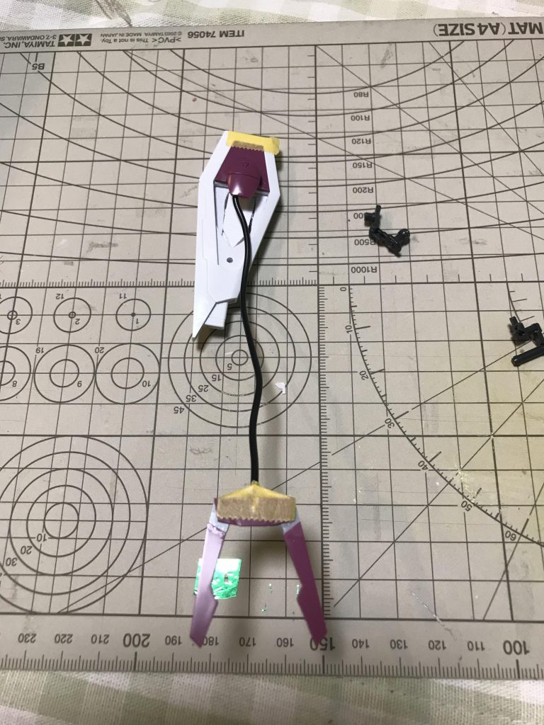 グラップルスティンガーはエッチングソーで切り離し作り直しています