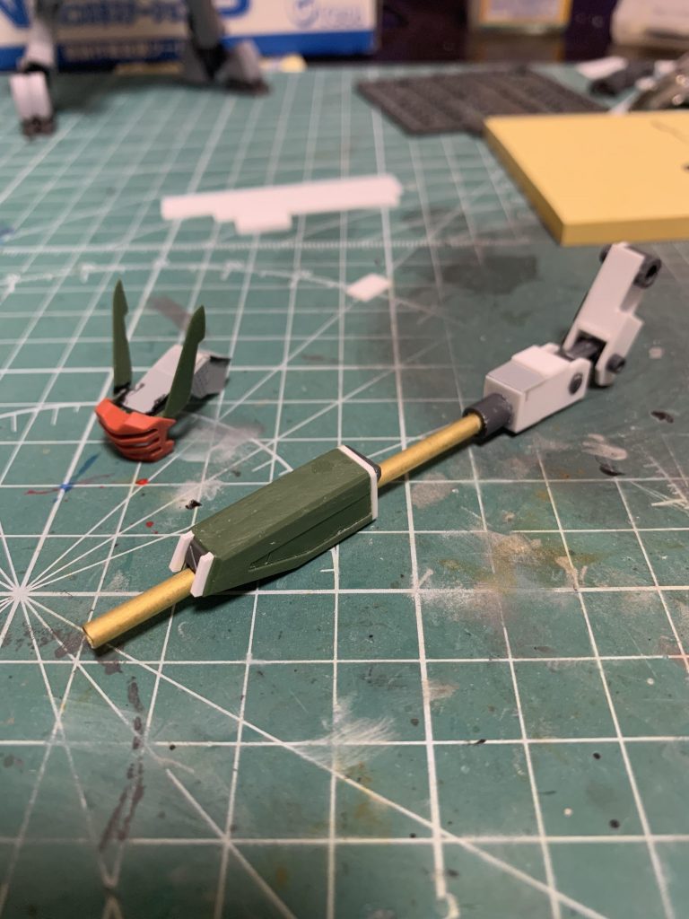 自作ウェポンアーム
基部はプラ板などでスクラッチし、スライド部分のパーツはヴェルデバスターの武装の一部を加工して制作しました。