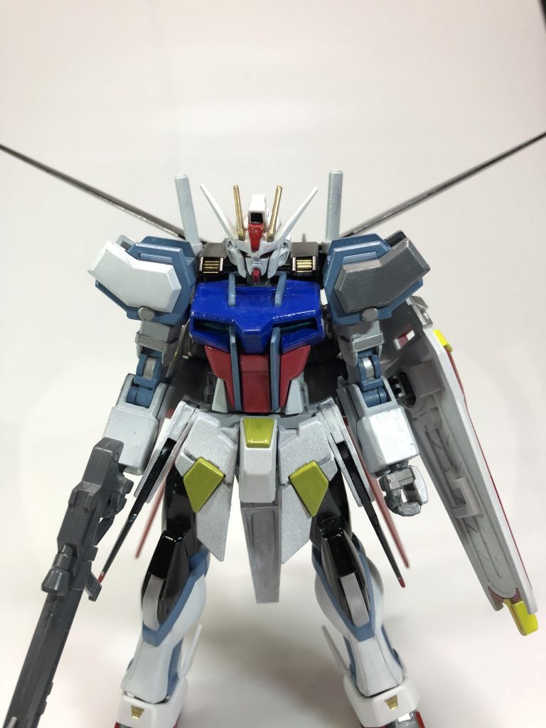 左右の方の色が違うのは、ソードやランチャーなどのに肩に付くパーツが違うのを表現しました。