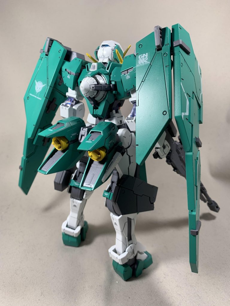 今回デカール類は自分としては異例の組み立て前貼り
(バランス見ながら軽めに抑えていきたいので)
からの関節以外はトップコート
レシピは
EXクリア艶消し:EXクリア艶あり:EX蛍光クリア:N夜光ブルーグリーン
=2:1:1:微量
頭2つは艶消し程度調整の本命、あと2つは興味と信仰(?)
実験の結果、3つ目の効果はあまり感じられず
4つ目は暗い部屋で他よりも輪郭がわかる程度の効果がありました
また別の機会で試すとします