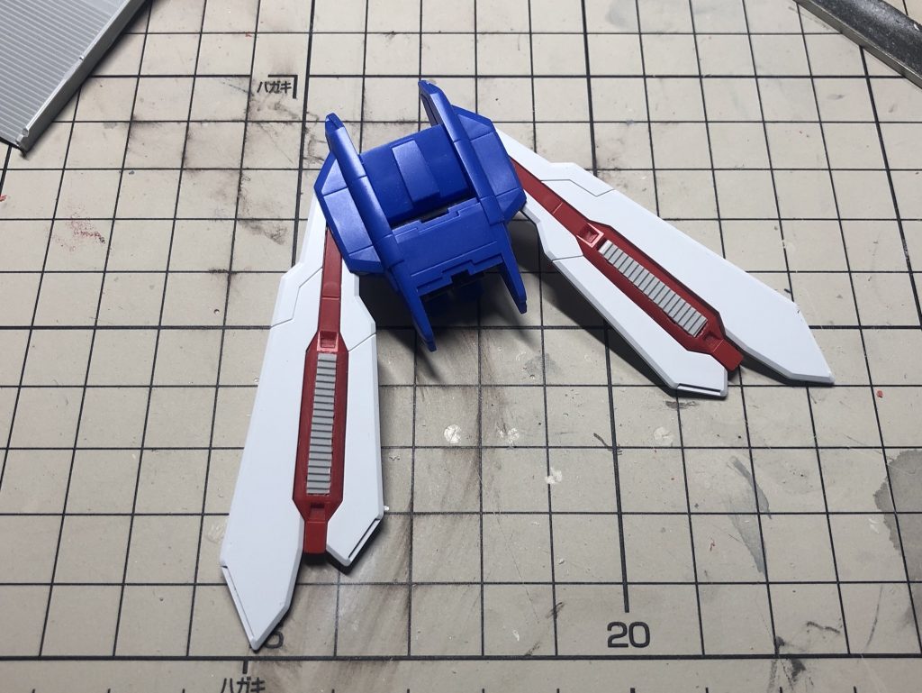 バックパックの肉抜きは彫り込んでスリット入りプラ板を仕込みました。