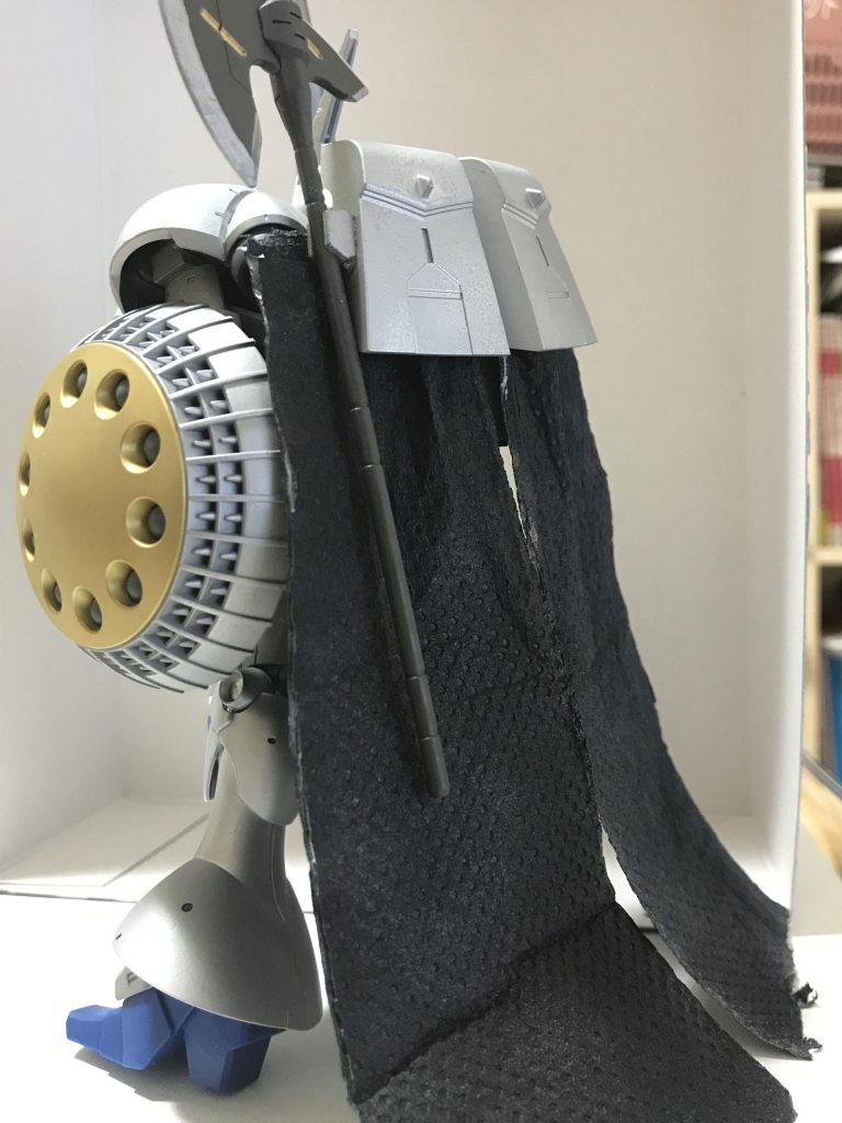 背面にはTDNマントを装備
まぁただのマントなんですがね
キッチンペーパーを使ってお手軽作成