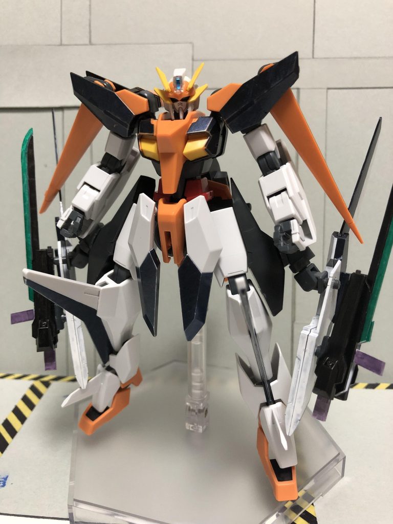 主に肩と脚を改造し、ダークブルーとホワイトのマーカーで部分塗装を施しました。
分かりにくいですがアンテナ加工もしてます。