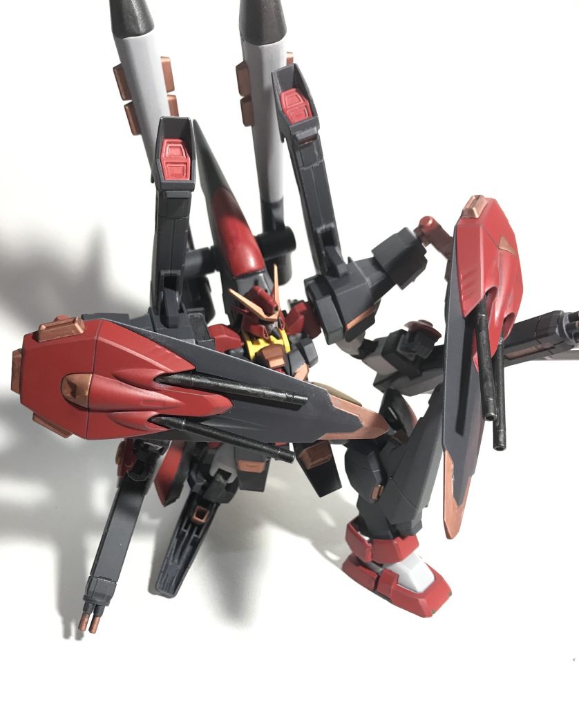 盾でもあり武器でもある115mm2連装衝角砲ケーファー・ツヴァイ！
先端部分は刺突も出来るらしい(公式設定)
見えないのですが、盾の裏に対艦ミサイル付き。