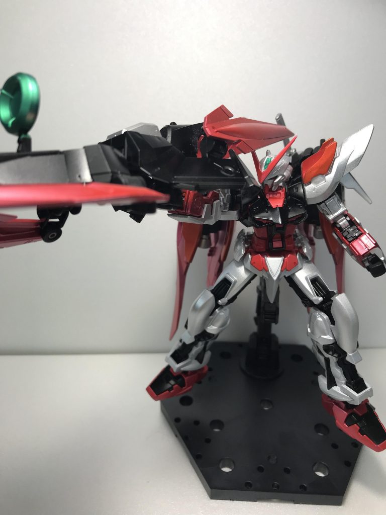 ノーネイムライフル。同じアストレイの名を持つ機体の武器をオリジナルカラーで塗装。赤と黒のカラーで仕上げました。