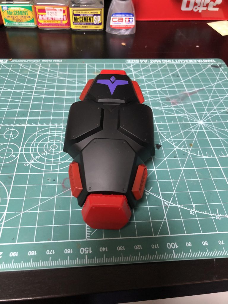 ぼつ、ラジエーターシールド。
カラーリングで悩みましたが、とりあえず塗ってみようということで黒ベースにしてみました。
持たせたら上手く持てないのと、せっかくのドムカラーが黒く塗りつぶされた感じがしたため、代替え案を用意することで不採用に。