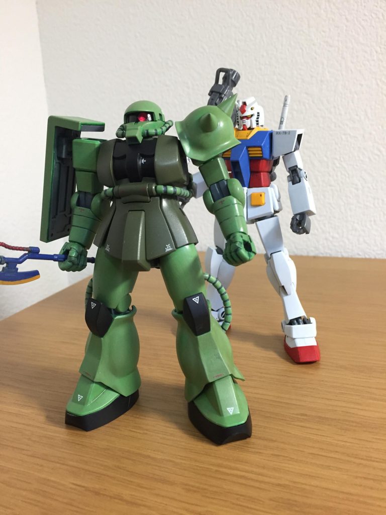 ガンダムと。光沢スプレーした後艶消しを吹くと半光沢ぽくなるんですね。塗装は真緑にした後ブラウンを混ぜた緑で塗装しました。