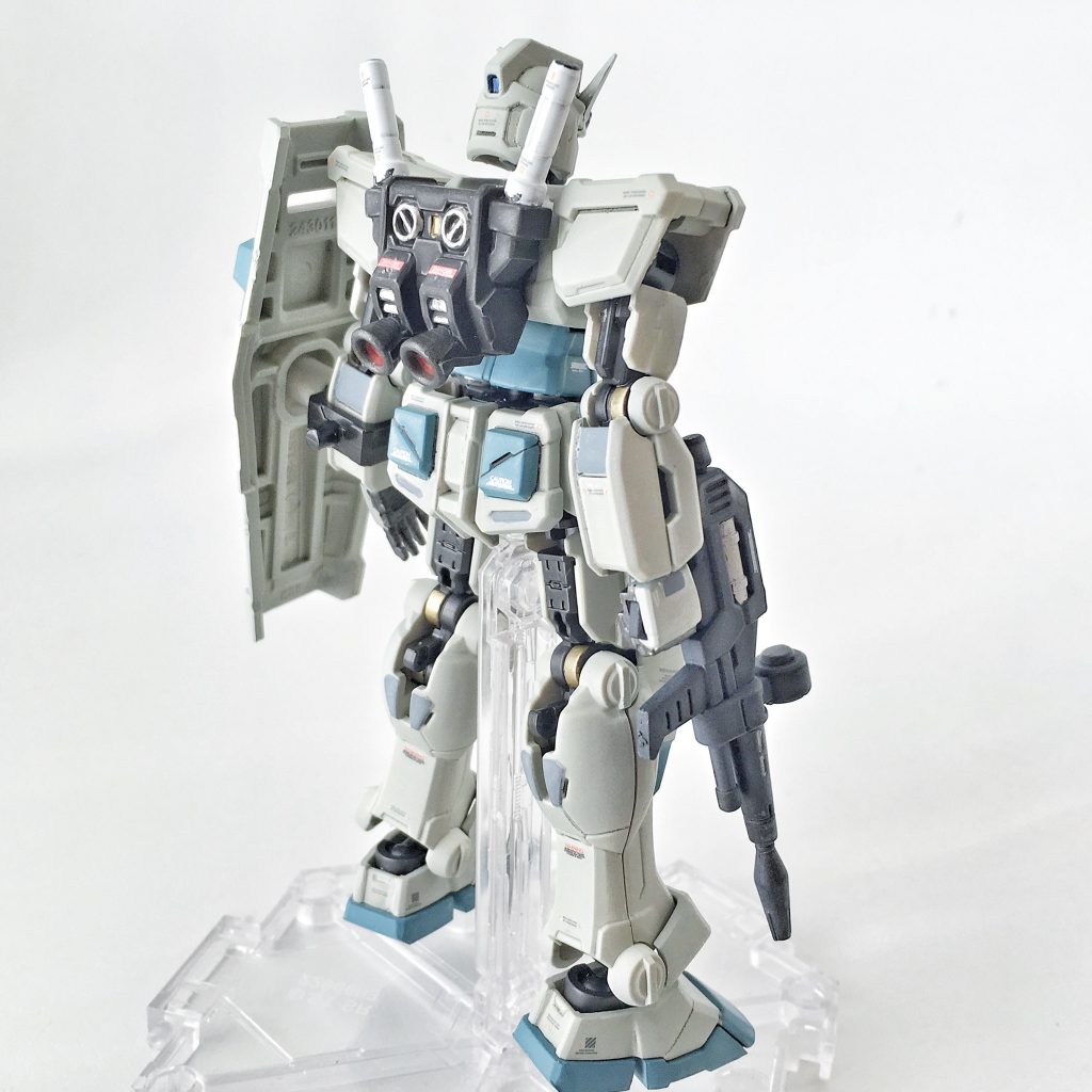 ビームライフル、シールドを装備して素立ち(右後ろ斜め45度)