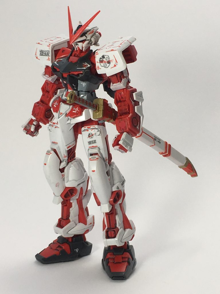 色分けしてない箇所をガンダムマーカーで塗装、
スミ入れした上でRG用水転写デカールを貼って、
半光沢のトップコートをしただけ
刀身にはラピーテープを貼りました