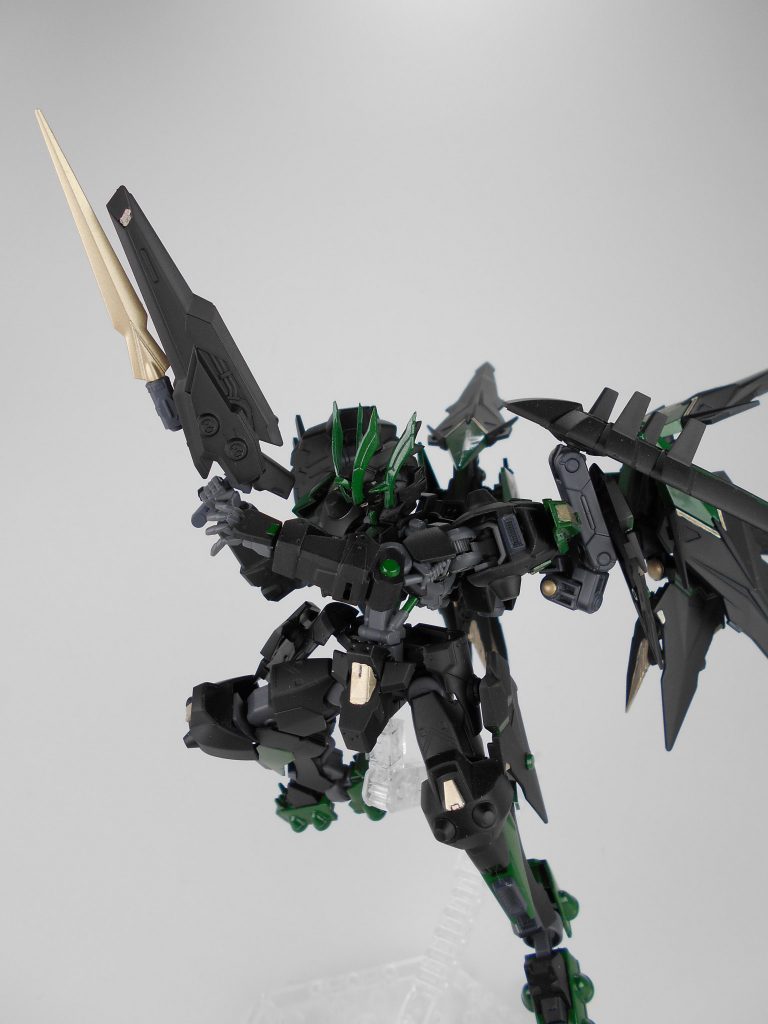 多機能ビームライフル・「シャーヴェー」、ビームダガー。下部にビームダガーのビーム発生口が付いており、左右のブレードガンの刃と合わせて鍔迫り合いも可能になっています。