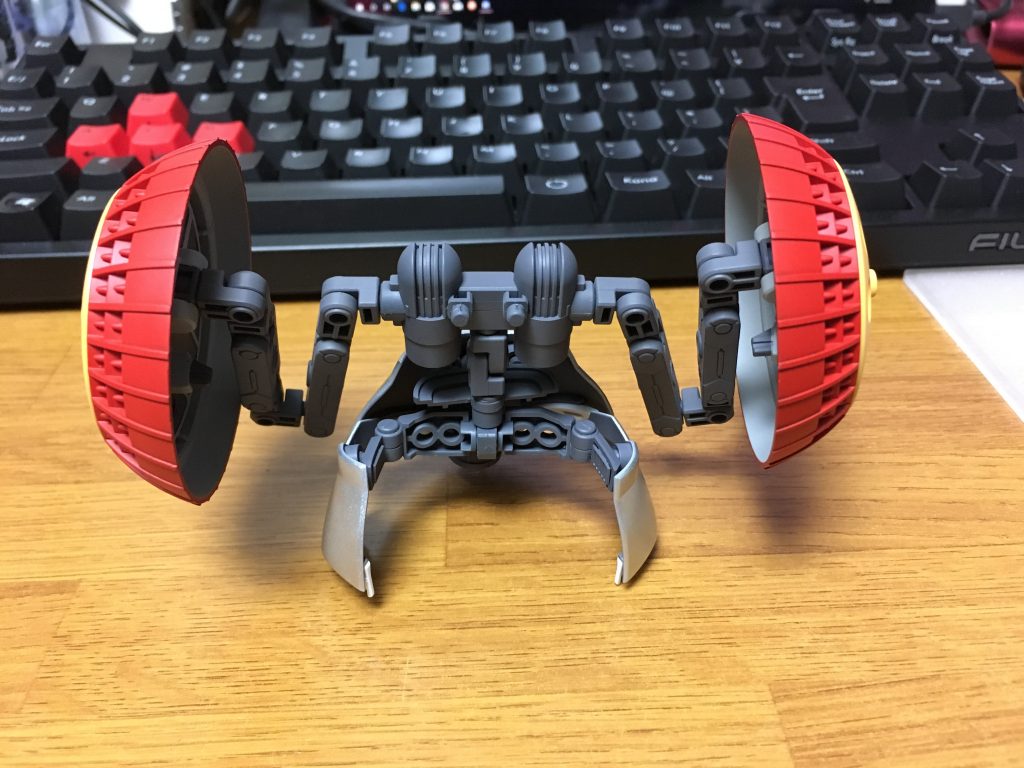 ギャン子を素体にしたかったのスカートを本体から分離してストライカーと一体化。
元々胴に噛ませてあったスカート取り付け部を加工して使いました。
腹肉増量の邪魔だったので一石二鳥ですね!