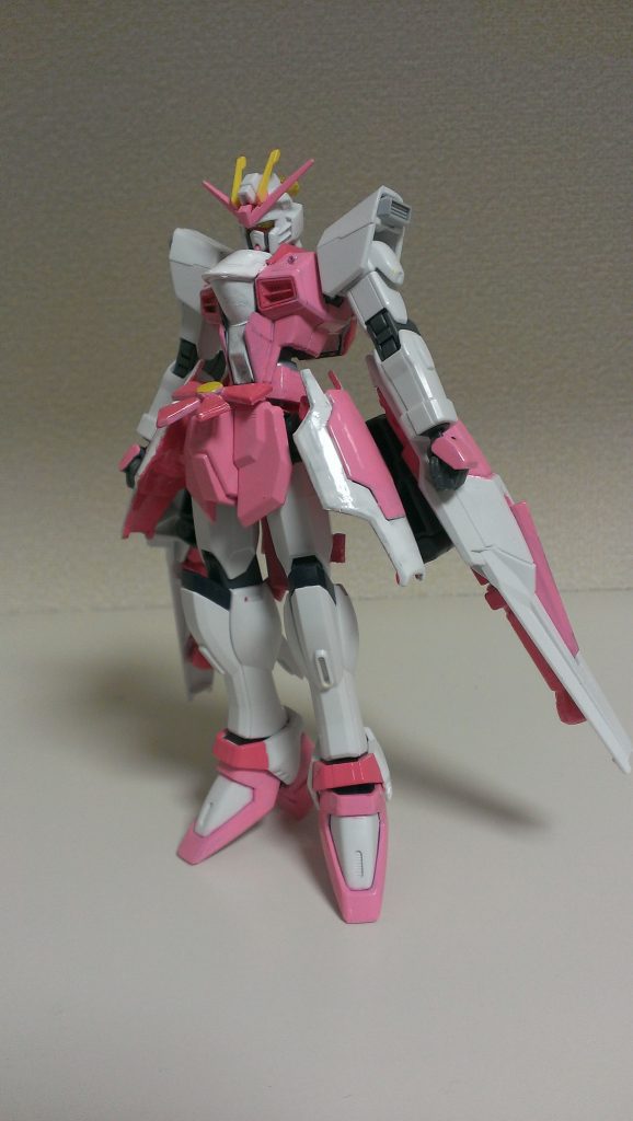 一切の武装を持たない格闘型MS
女性らしいシルエットにするためリボンの衣装を追加
脚部をプラ版の積層でヒール状に
アンテナの安全フラッグはあえて残してます