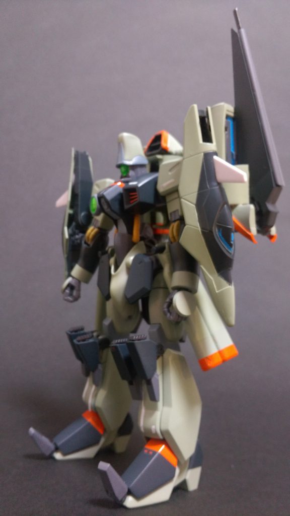 サイド！膝のクローが目立つかな？カオスガンダムの脚部のままクローとなる部分だけそっくりそのままガザCの爪に替えたのでだいぶ印象が変わった部分。想定外。
…つくってから確認したらもともとカオスガンダムはクローの先から更にビームクロー出るんだね…。この子のはクロー機構しかないので…機能的に改悪となってしまった。想定外…。