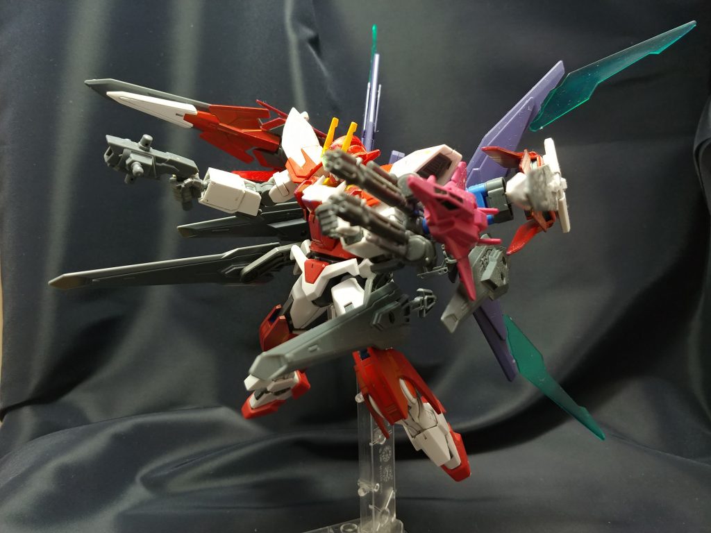 ピンクのコアスプレンダーにガトリングガンを付けてシールドのように装備させました