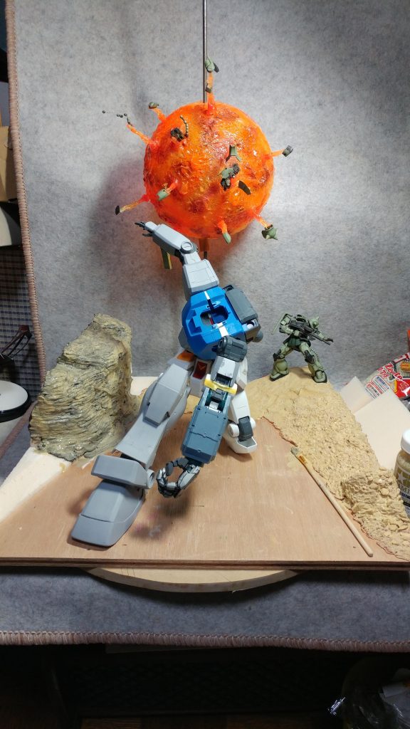 遠近法を強調するため、ジオラマベースの回りを盛り上げ、広角レンズで見たときのような効果を狙いました。