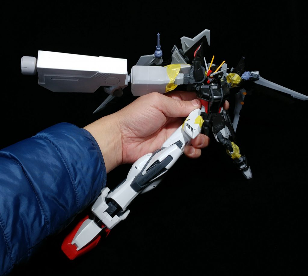 右足に使用した1/60のストライクのパーツはノワールの脚部デザインと似てるようで似てない部分が多々あり、プラ板、パテで作り起こした部分が多々ありました。