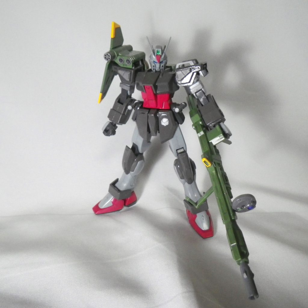 正面。
機体、ランチャーパック自体はストレート組みです。