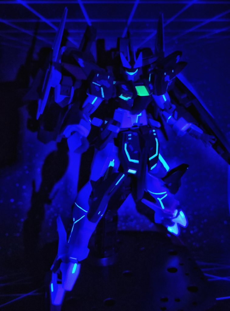 以上、飛燕-壊
でした!
最後に、ブラックライトを当てた写真です!
全身の蛍光グリーンの箇所が発光します!
(時間がなかったので、後で加筆しよう…)