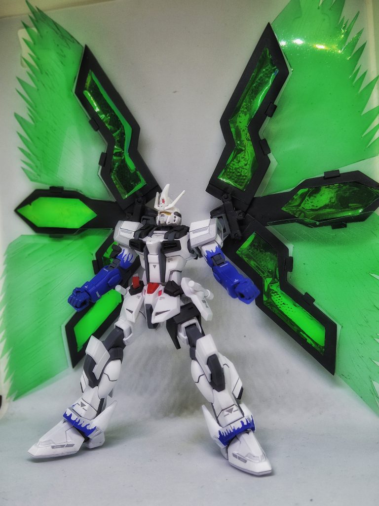 高速で、戦闘を行うエターナルから、光の翼が発生。
*“NJCブレイカー”&“ヴォワチュールリュミエール”*
*“NJCブレイカー”=ニュートロン・ジャマー・キャンセラー・ブレイカー*。周囲に存在する、エターナル以外の、Nジャマーキャンセラー搭載機の機能を、一時的に停止させるシステム。
これが、フリーダムにも対抗しうる力だった。
しかし……交戦している連合のMSに、Nジャマーキャンセラー搭載機は、存在しない。
それでも、ミカエラは気力を振り絞り、連合のMSを全て撃墜。
同時に、ミカエラは意識を失い、エターナルと共に海底へと沈んでいった………