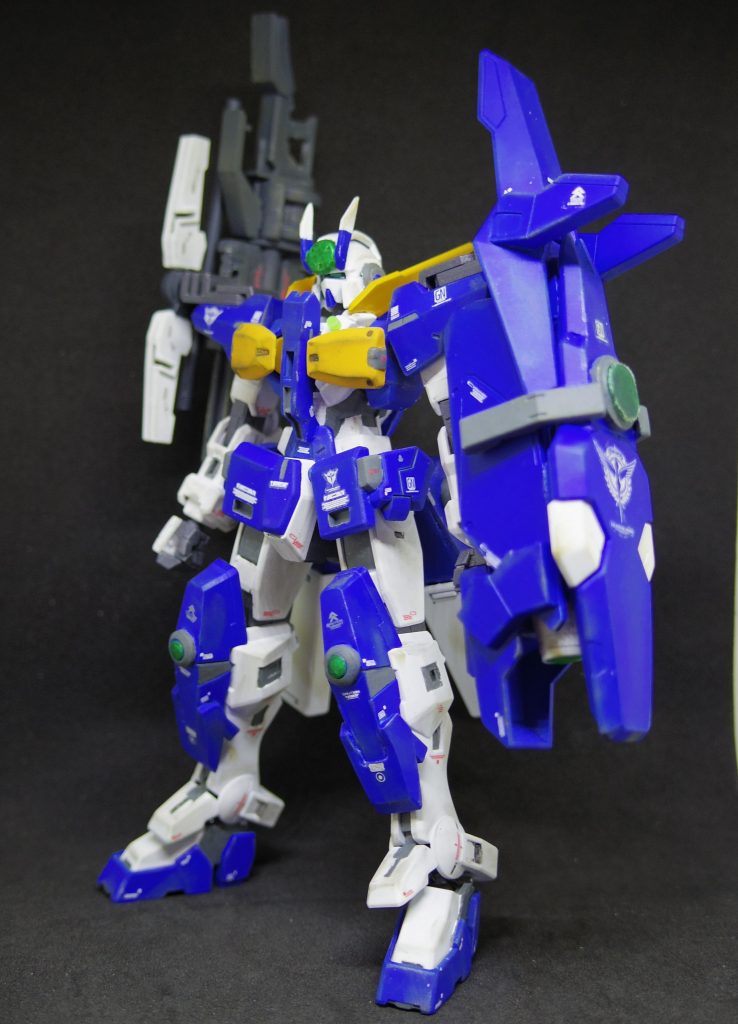 このサダルスードは、デュナメスをベースに色々なパーツをミキシングしています。
プラ板などは使用せず、すべて既存のパーツです。
リボルバーバズーカは、肩にマウント可能。