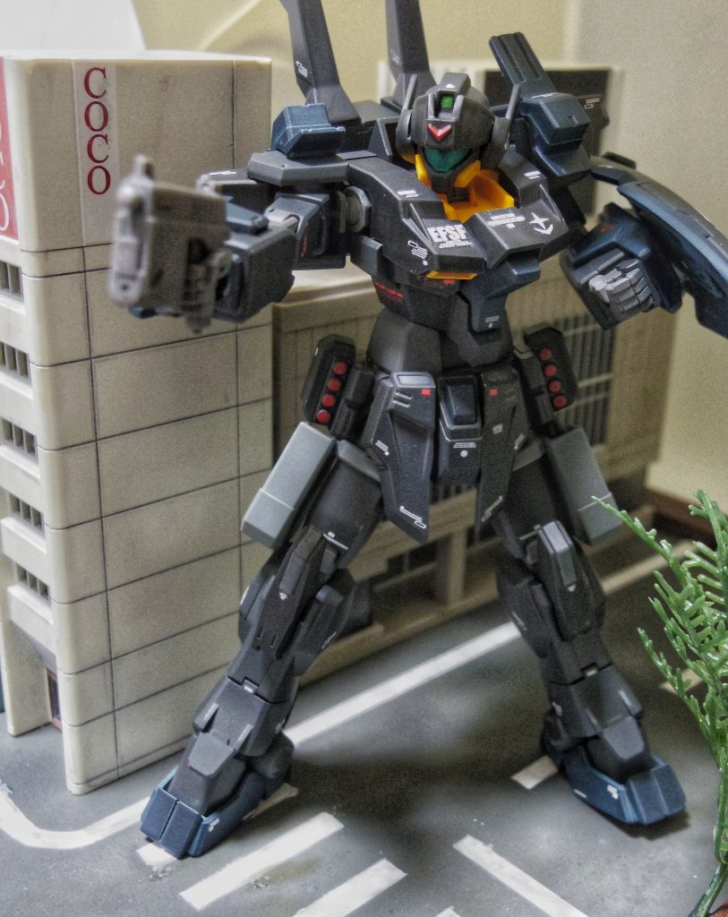 武装のハンドガンは、不必要に街を傷つけないよう、ジオンのMSの装甲をギリギリ破壊できる程度に、威力が調整されている。
そのため、適正な射程距離が短くなっている。