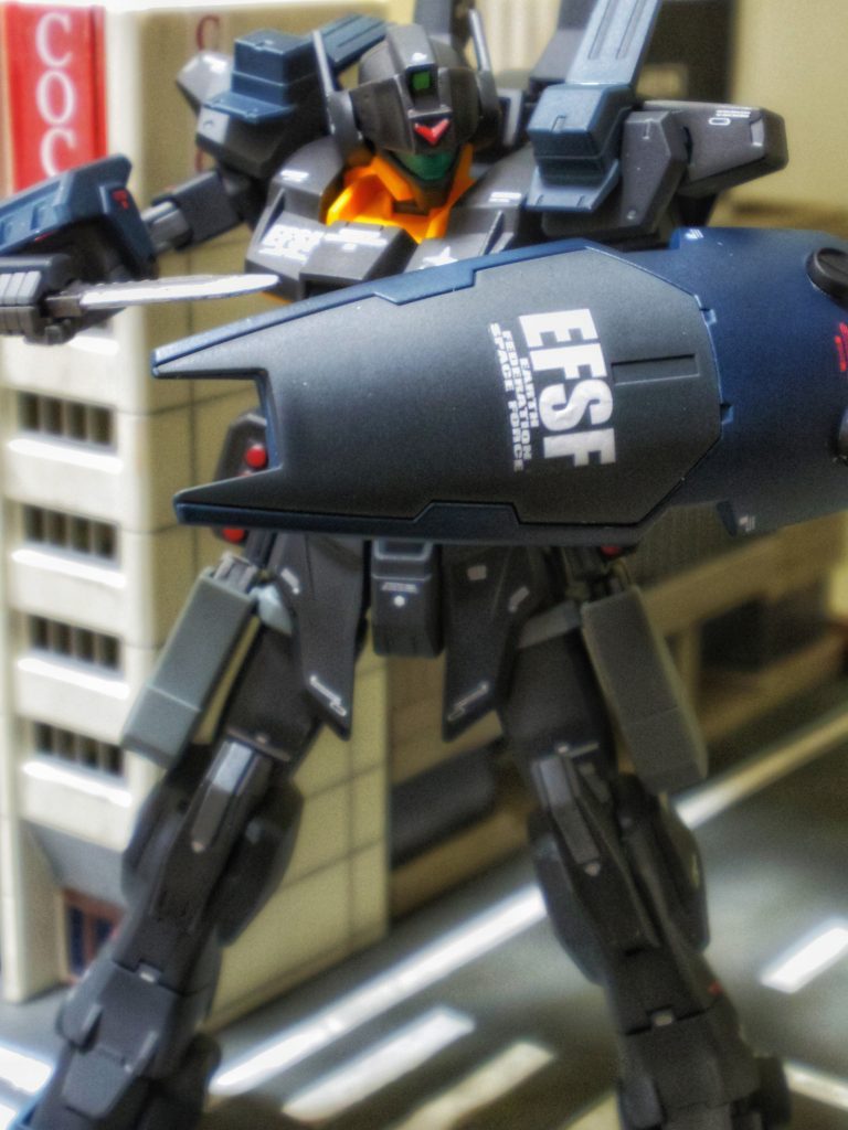 近接装備は、コンバットナイフ。
刀身の長い武器は、街や市民に危害を及ぼす可能性があるため、装備していない。