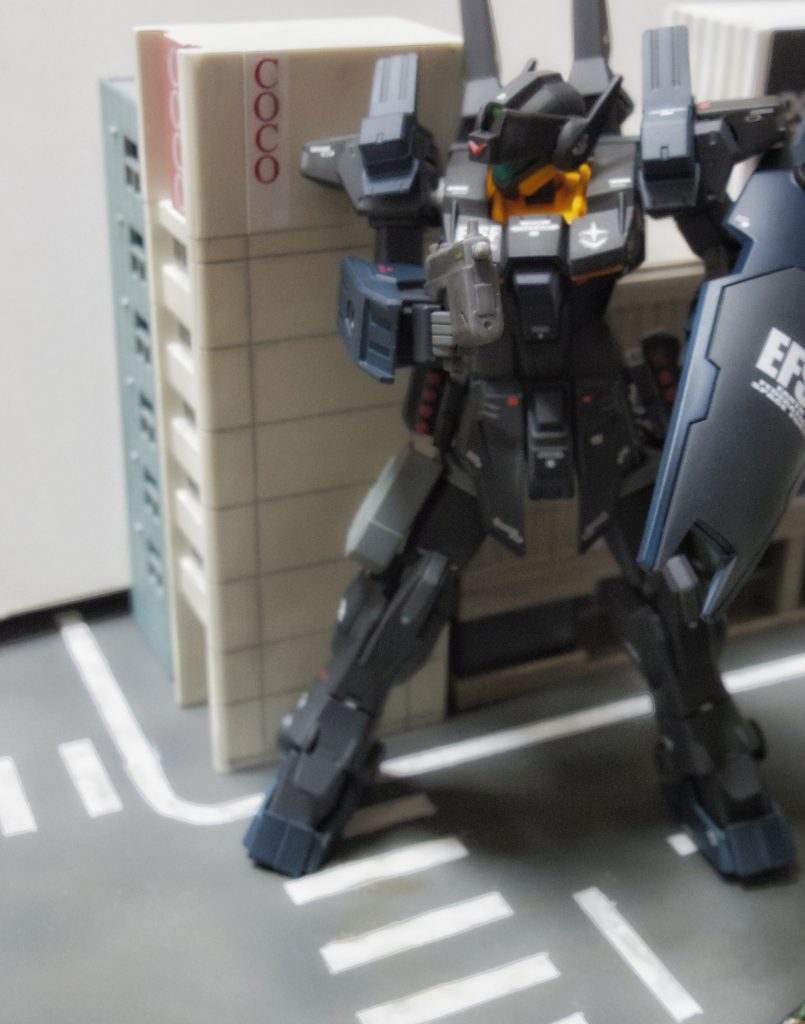 腰には、小型のミサイルを6発装備。
こちらも威力は、調整されているが、街を傷つける可能性が高いため、緊急時など、必要性が高い場面や、街を傷つけない場面でのみ使用される。