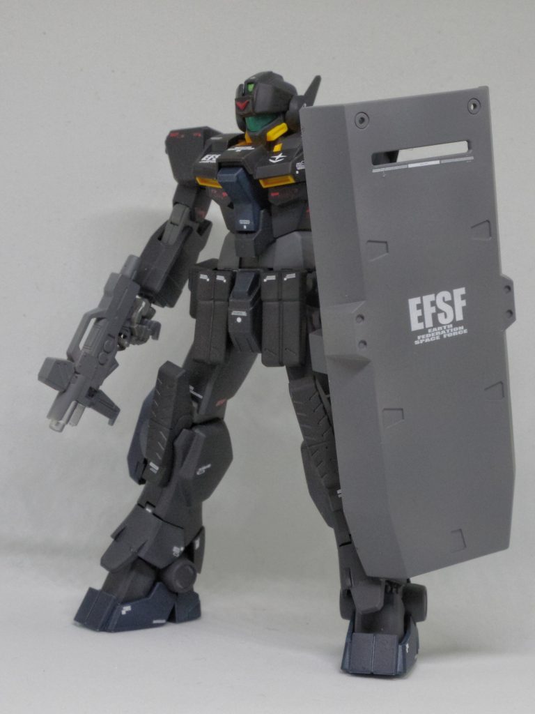 ## ジムガーディアン2号機
大型のシールドを装備し、装甲が一部強化されている。