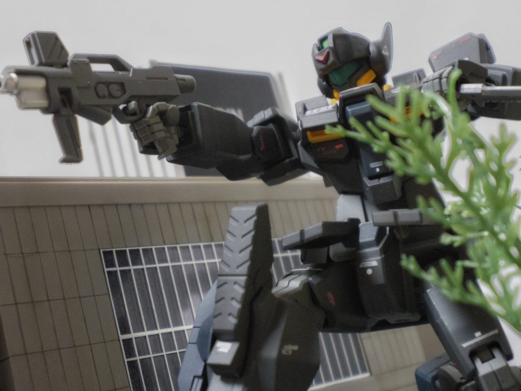 メイン武器のショートバレルマシンガンは、1号機のハンドガンに比べ、射程と連射性が高く調整されている。