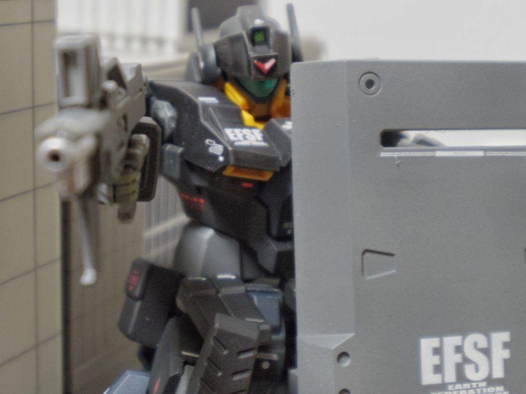 大型のシールドは、自機を守るためではなく、建物や市民を守るための装備。