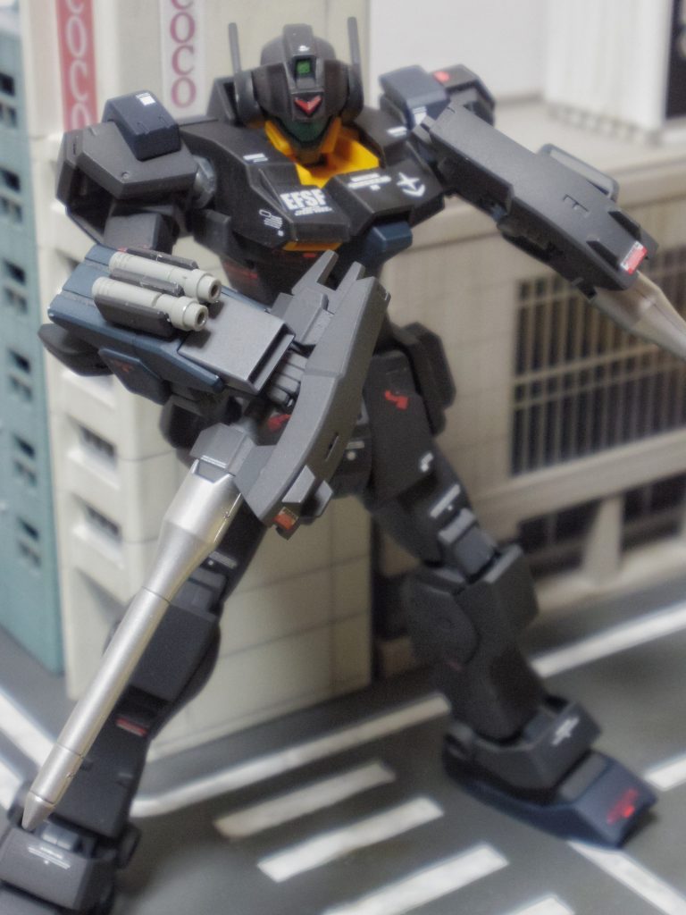 メイン武器は、スタンロッド
グフのヒートロッドのように、電撃で攻撃し、敵パイロットに直接ダメージを与えることや、MSの機能にダメージを与えることを目的とした装備。