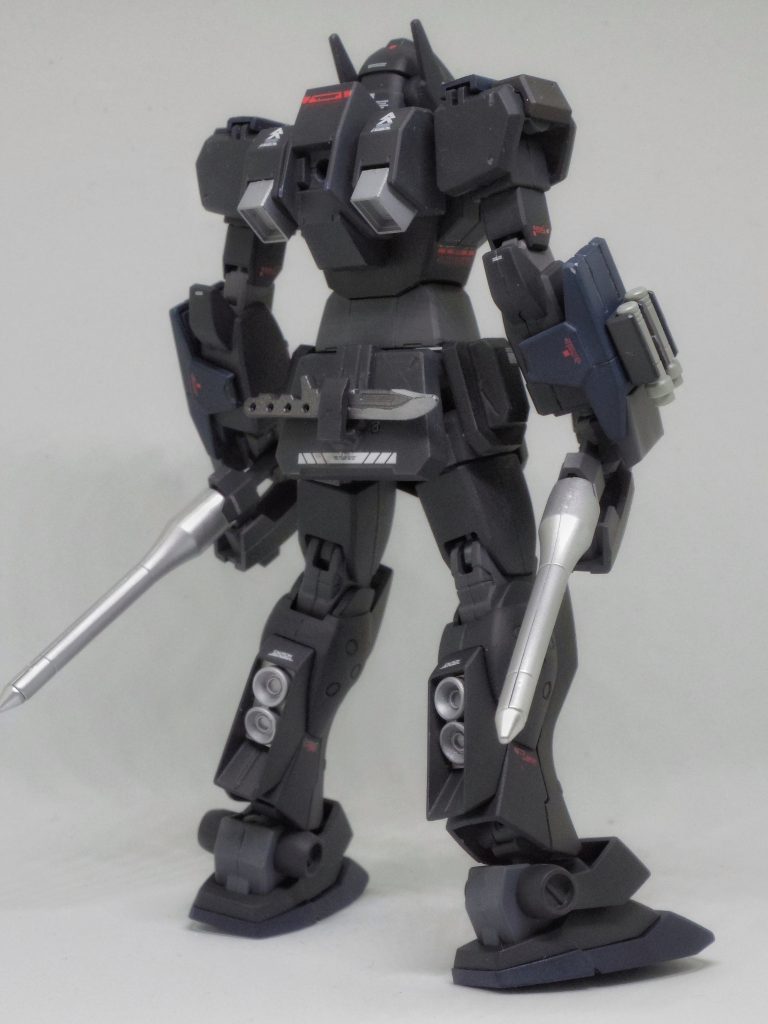 バックショット
ふくらはぎにスラスターが装備されている。