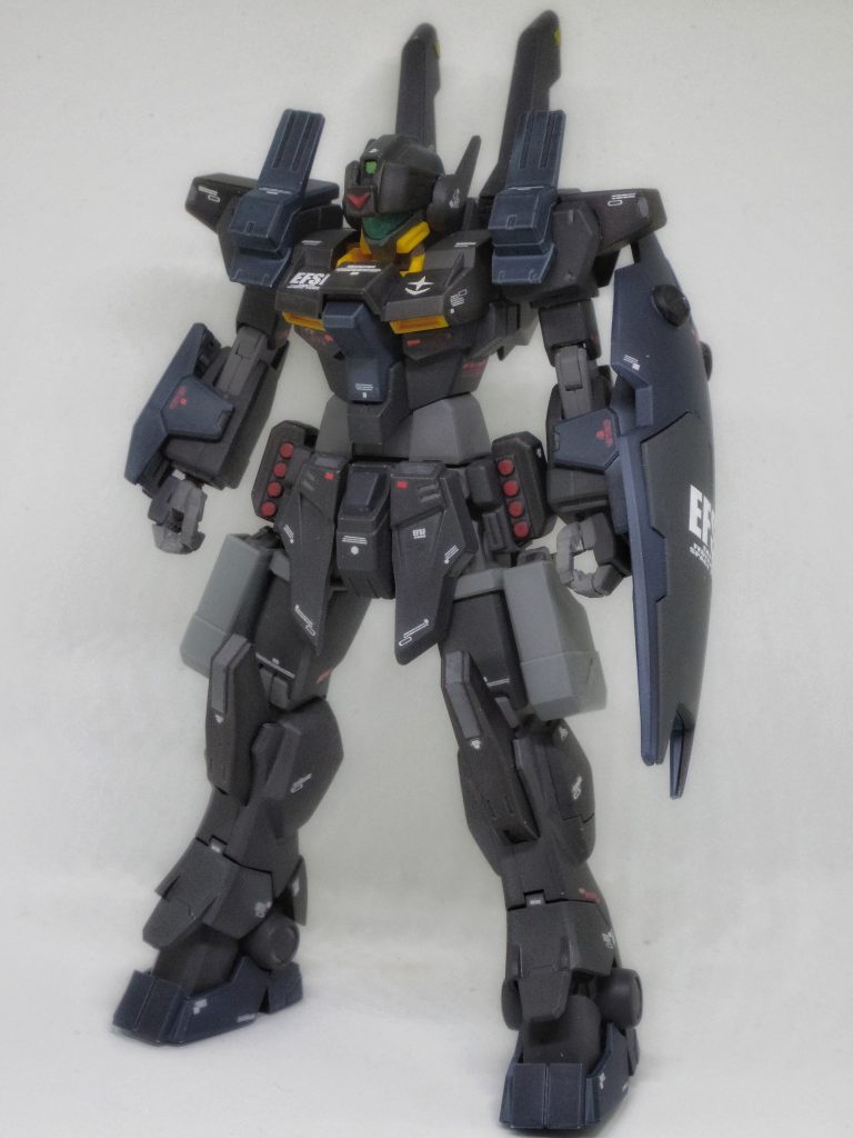 ## ジムガーディアン1号機
ジムガーディアンズの隊長機。
他の二機に比べ汎用性が高く、近接から中距離での戦闘を得意とする。