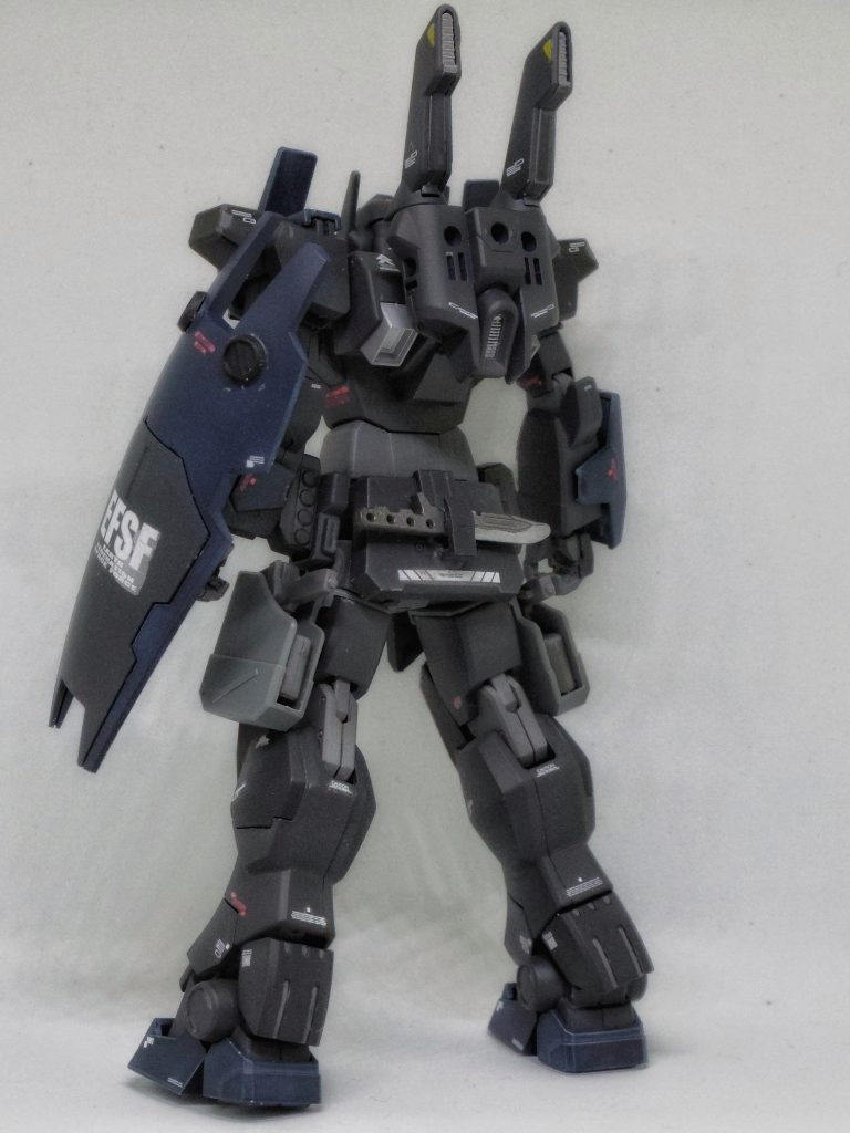 バックショット
他の二機よりも、バックパックのスラスターが強化されている。