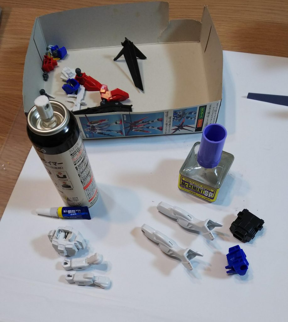 接着剤も瞬間接着剤と溶剤の2通りで実施して、それぞれの特徴を確認。