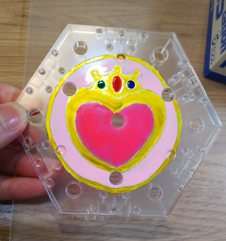 コンパクト台座
ちびムーンのコンパクトを透明な台座にステンドグラス調で描いてみました!
もちろん、アクリジョン筆塗りです(^-^)v
これ、シリーズ化してしまいそうな感じな台座だ(笑)