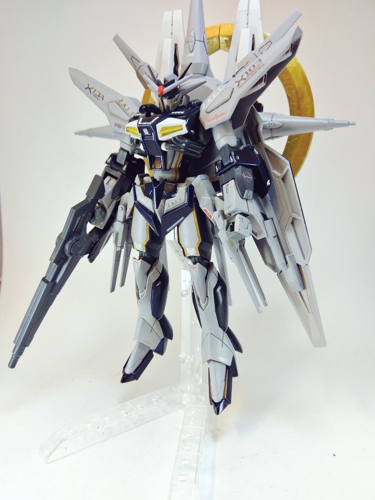 4/22更新内容
1部塗装変更し、デカール貼りました。ちなみにデカールは初めて使いました!慣れない作業にはだいぶ苦戦しました……
背面も少し変更しました。スターゲイザーのやつを使って神々しさを増やそうと思いました。
GN粒子を用いることでヴォワチュールリュミエールに必要なエネルギーを代替して高速戦闘を可能にするっていう設定です。