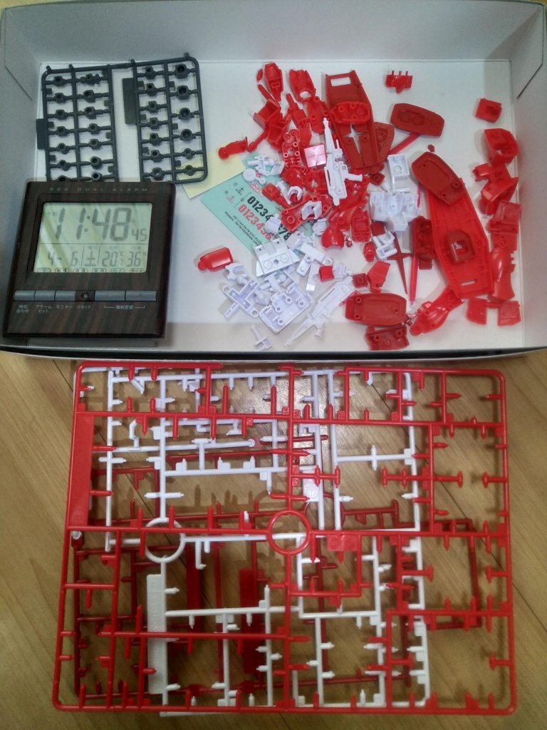 土曜日の昼からスタートしたけど、この日は組み立て途中でストップ。なぜかバズーカはついてない。