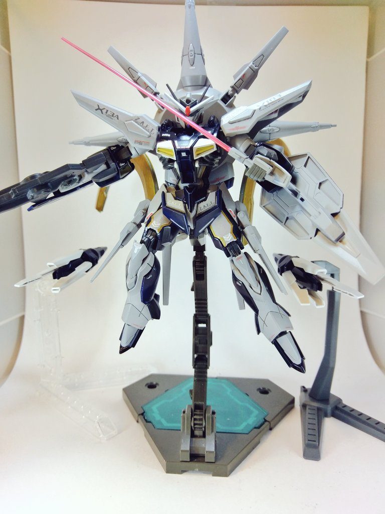 スターゲイザーのヴォワチュールリュミエールは背面に展開することでウイングとしても機能します